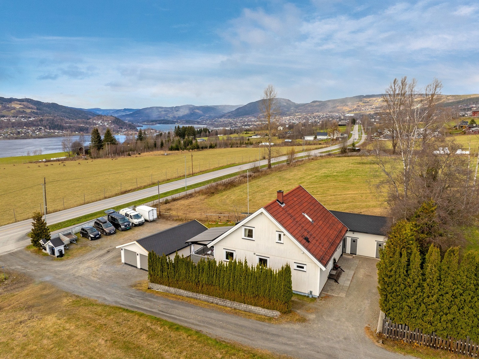 Eiendommen ligger i landlige og hyggelig omgivelser, sør i Søre Ål. Galleribilde