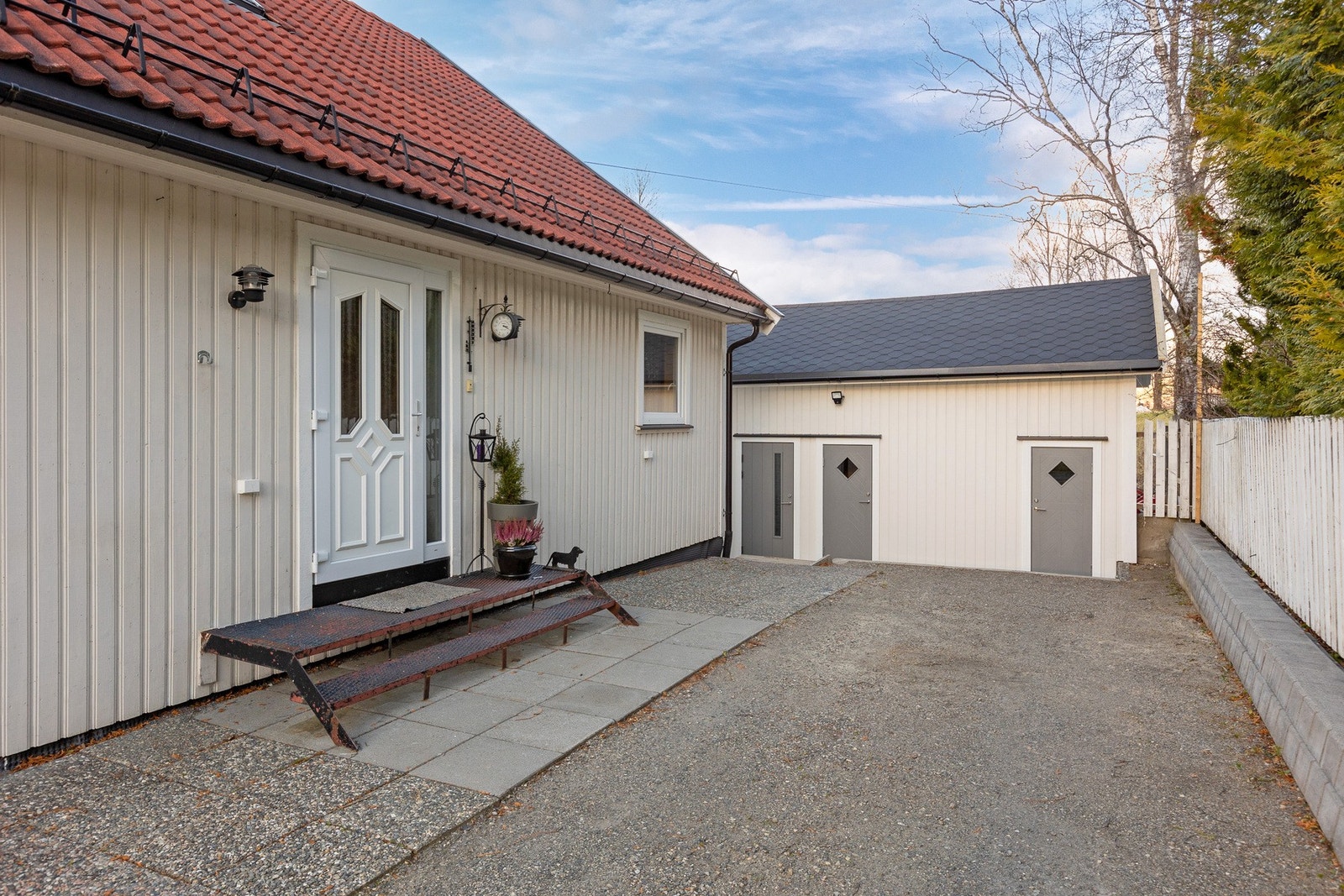 Flat og lettvint tilkomst til boligen. Enke. tilgang til romslig uthus med masse god lagring. Galleribilde