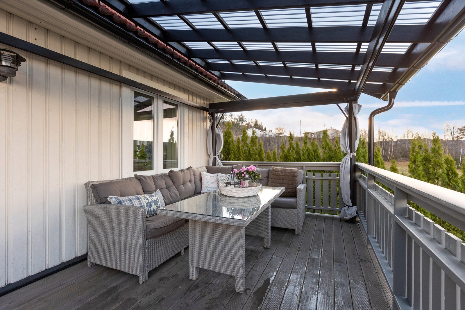 Fra stua er det utgang til overbygget og vestvendt veranda med god plass for utemøbler. Galleribilde