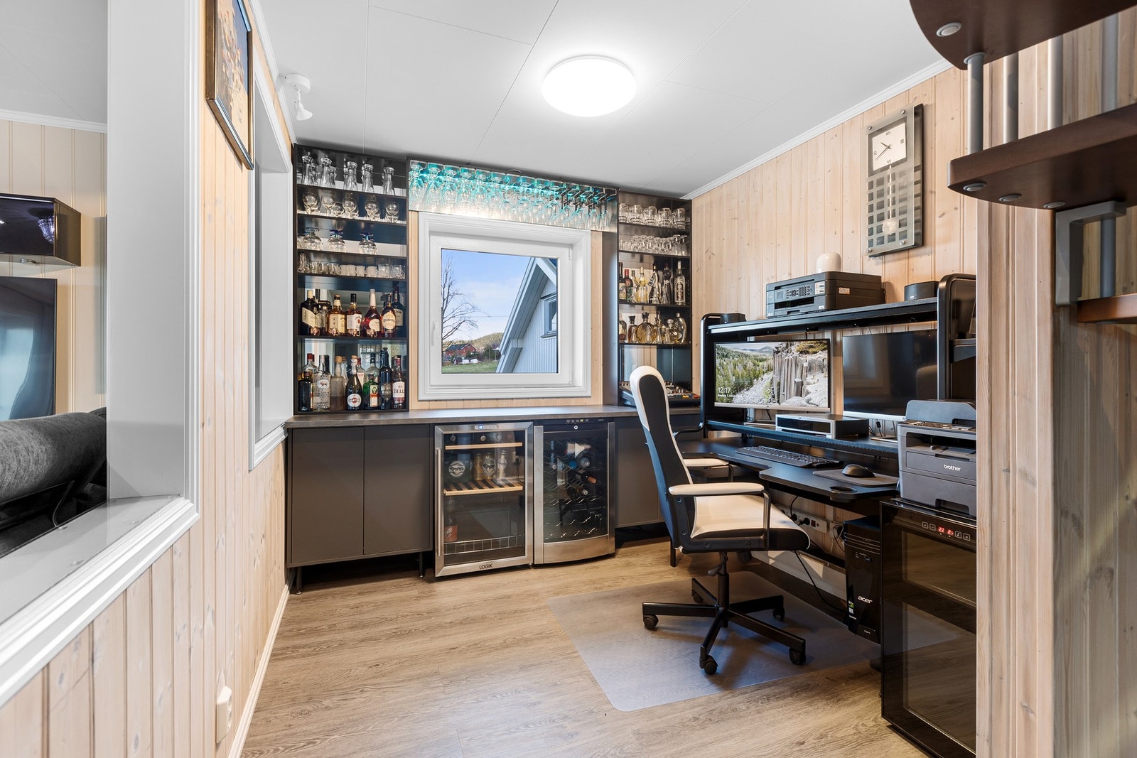 Del av stua med kontorløsning. Galleribilde