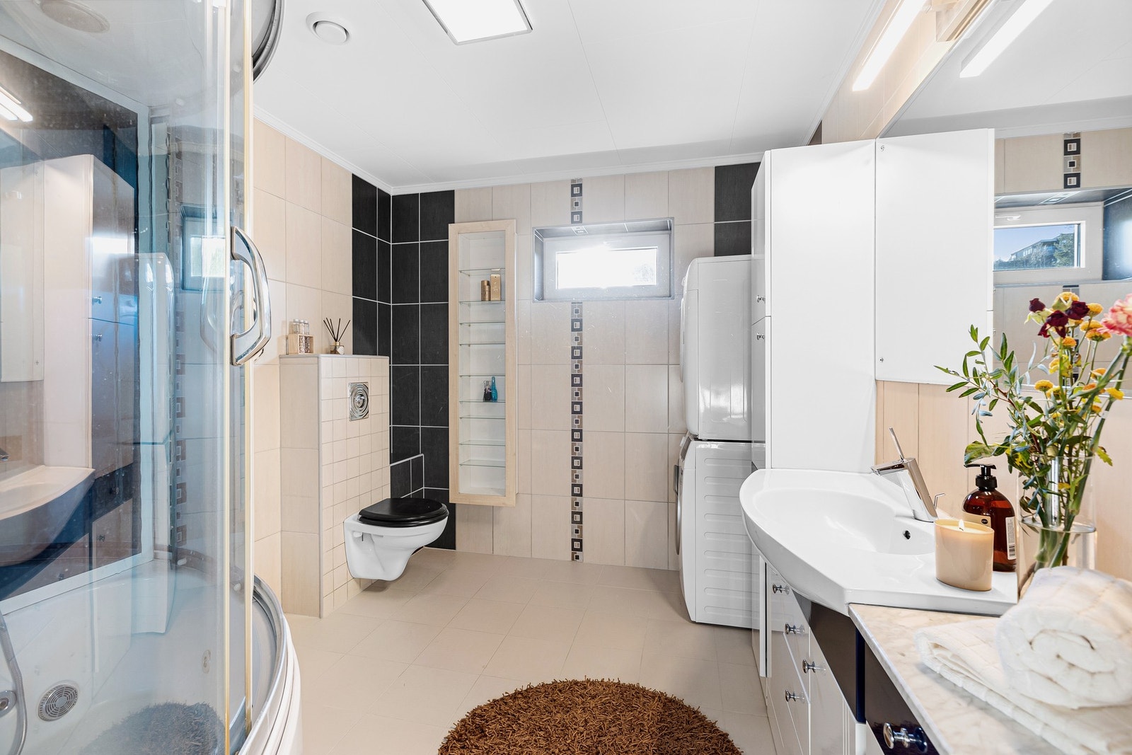 Romslig og flislagt bad i 1. etasje. Vegghengt wc samt med opplegg for vaskemaskin. Galleribilde