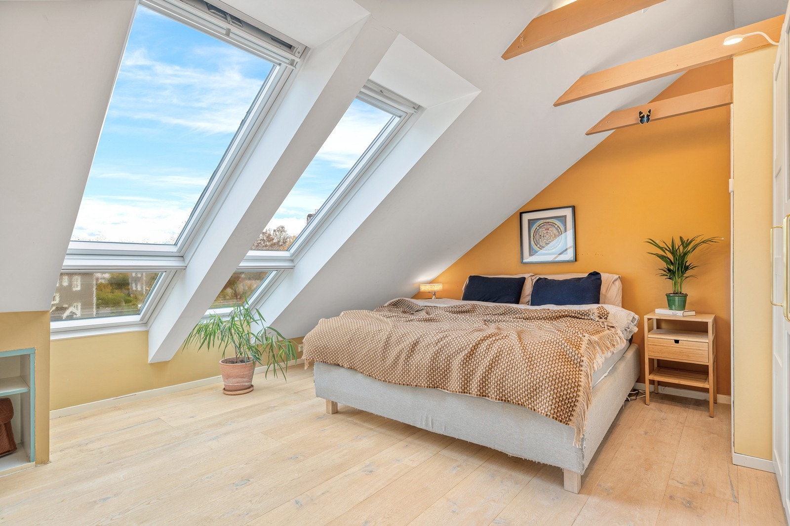 Boligen har en svært sentral beliggenhet på Marvikssletta på Lund. Det er kort vei til både Wilds Minne og Lovisenlund barneskole, samt lekeplasser og ballbinge like i nærheten Galleribilde