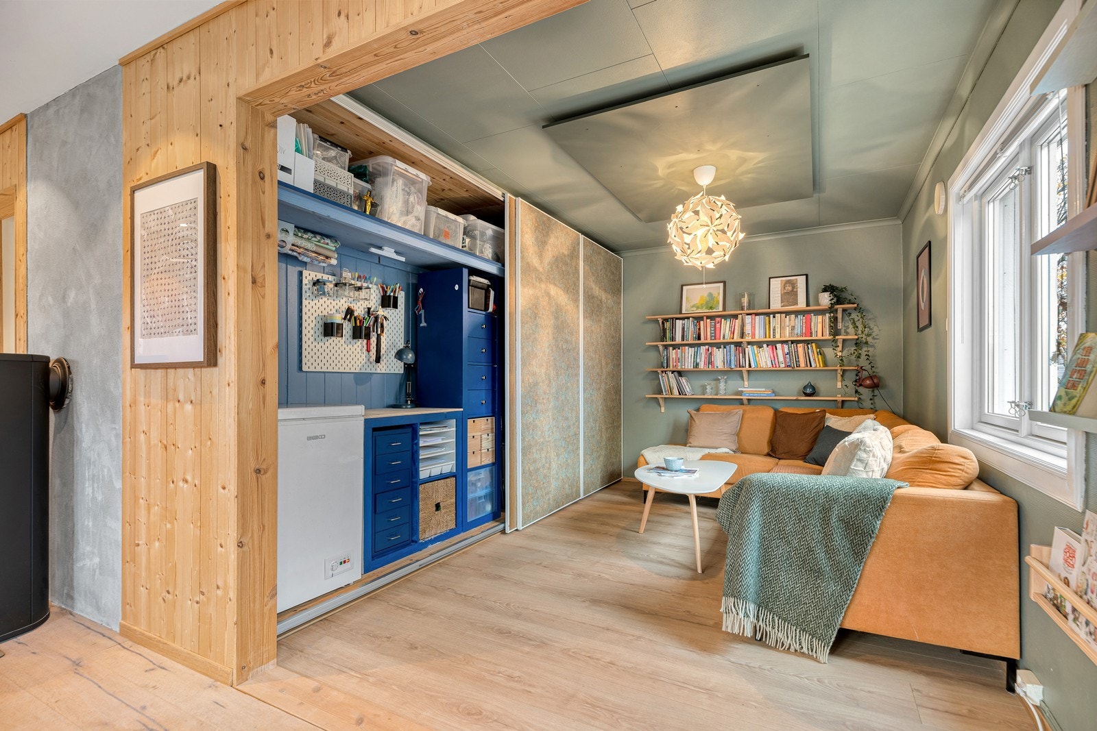 Hovedetasjen er naturlig delt inn i ulike soner. Her har man god plass til å innrede med en sofagruppe Galleribilde