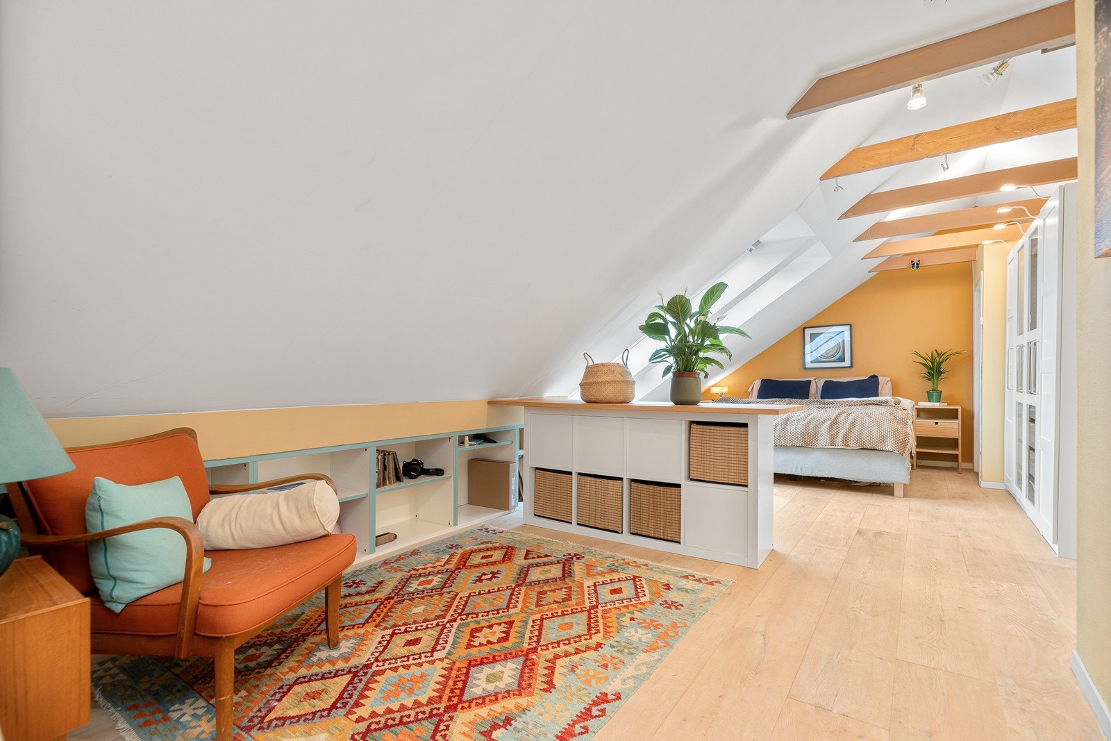 Hovedsoverommet er av meget god størrelse med plass til dobbeltseng, garderobeskap og en egen sittegruppe Galleribilde