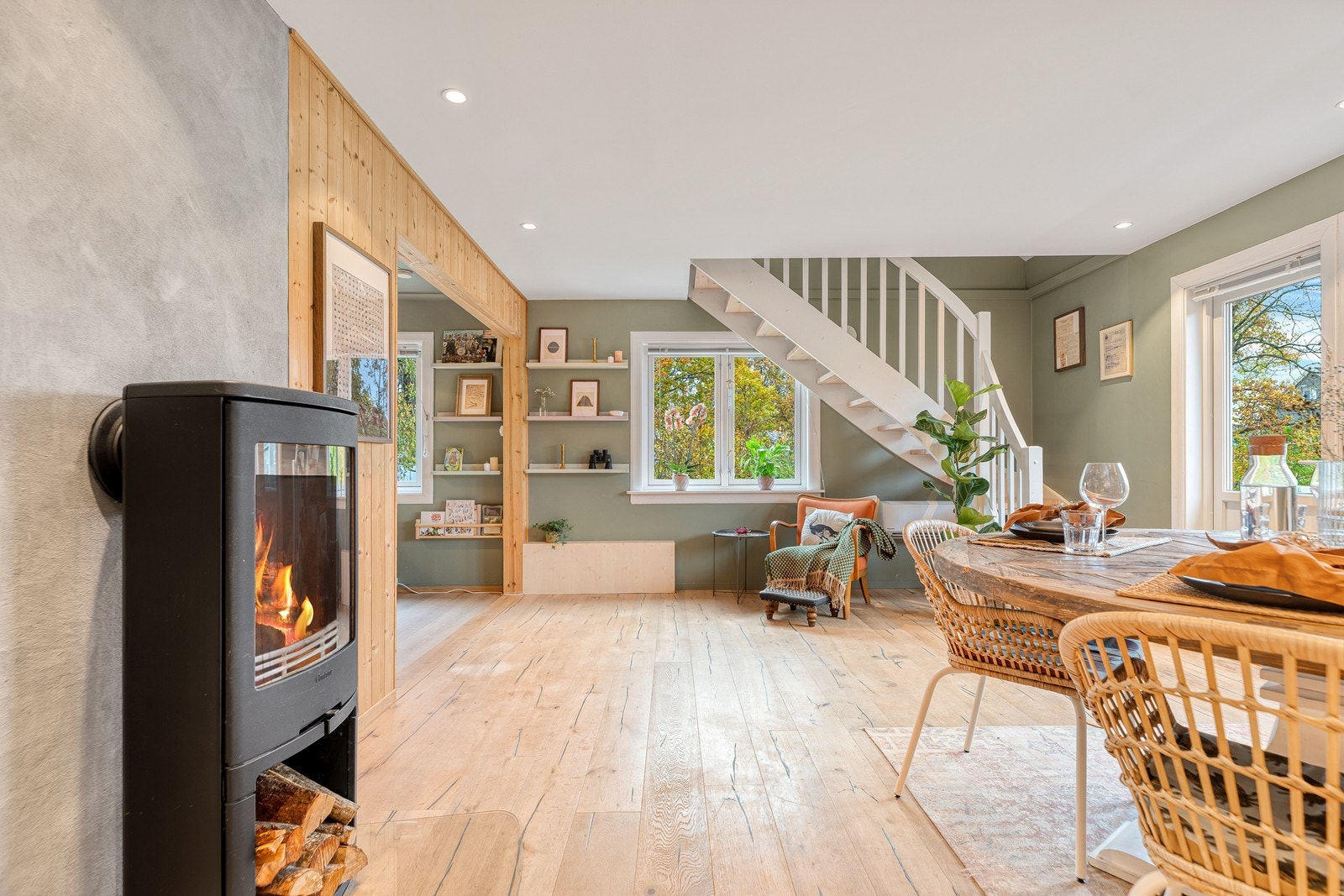 Lys og romslig stue med god plass til å innrede med koselig spisegruppe Galleribilde