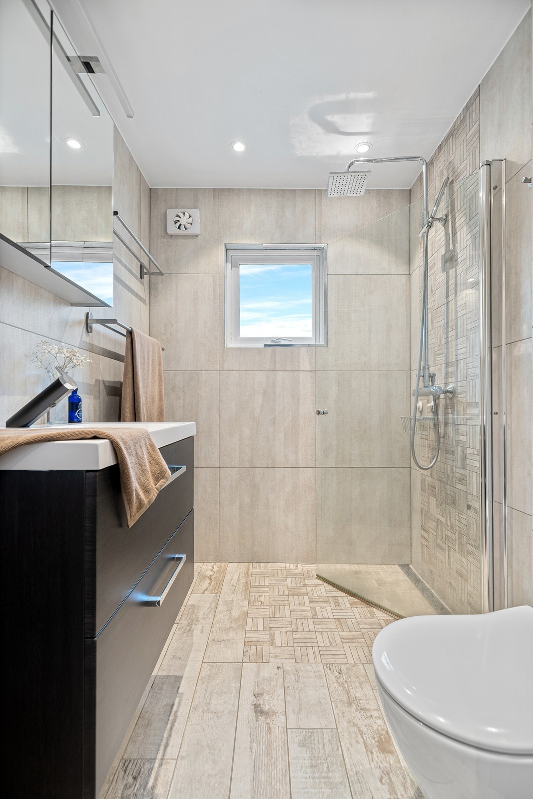 Pent bad med flislagte overflater og varmekabler i gulv Galleribilde