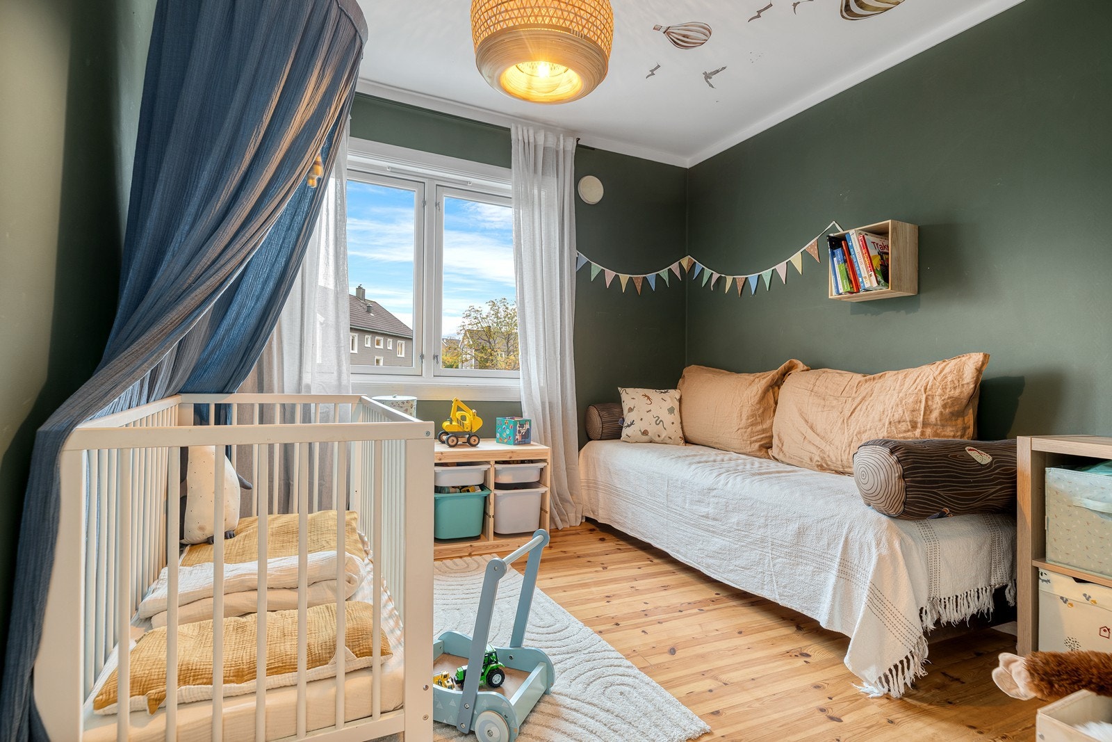 Soverom 1 er av god størrelse og passer ypperlig som barnerom Galleribilde