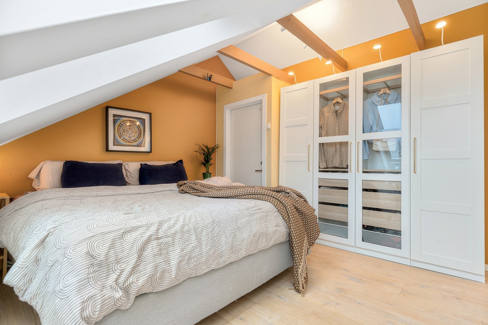 Fra soverommet er det adkomst til innbydende balkong Galleribilde