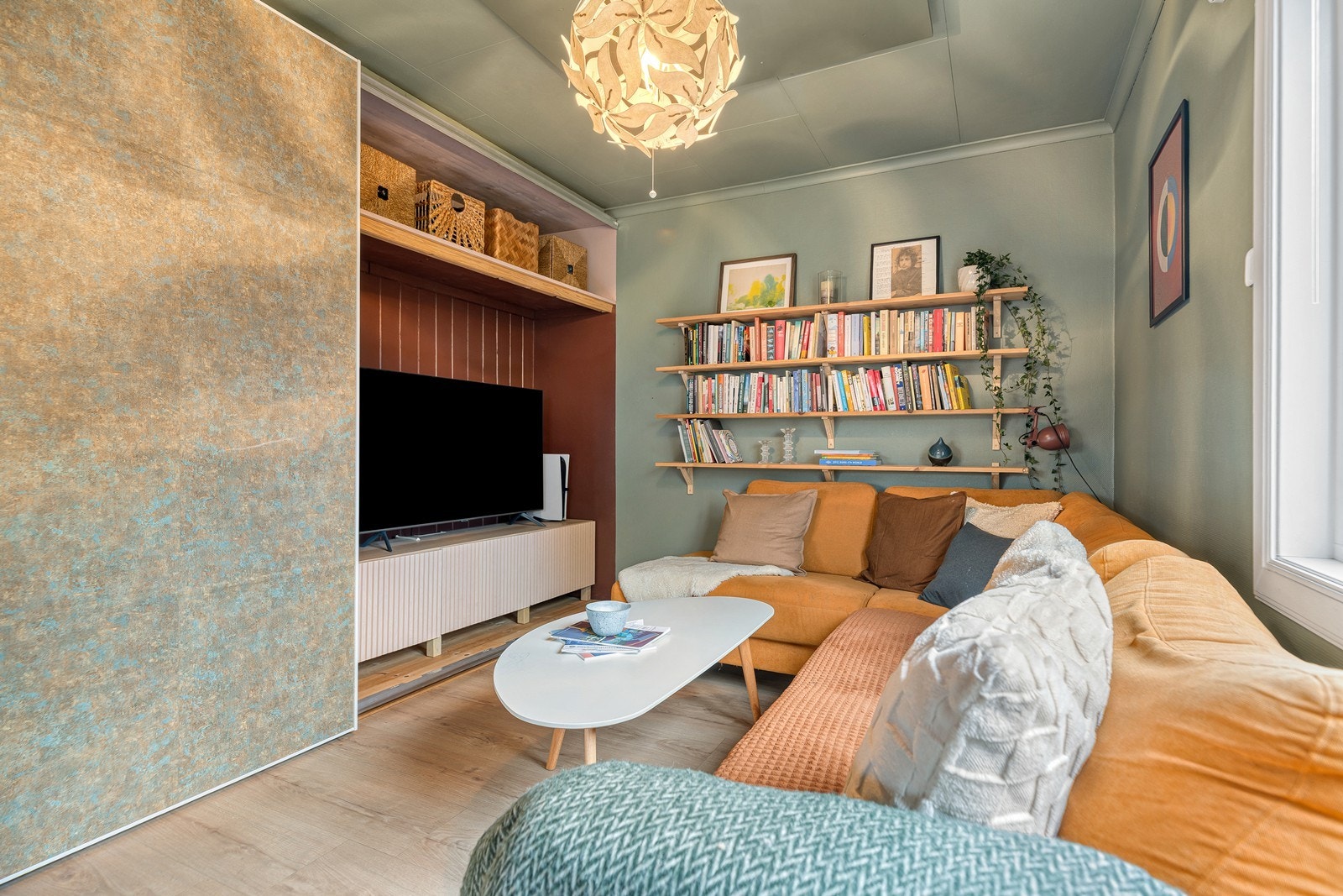 Praktiske skyvedører som kan åpnes eller lukkes etter behov - enten for å skjule TV-en eller åpne opp mot verksteddelen Galleribilde