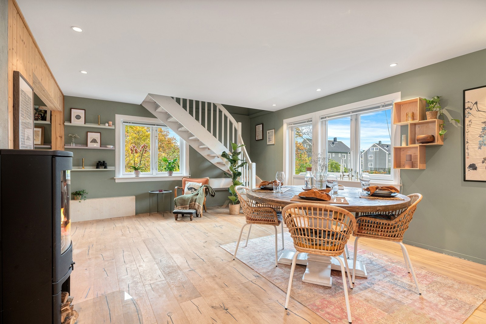 Store vindusflater slipper inn rikelig med lys og bidrar til en god rømfølelse Galleribilde