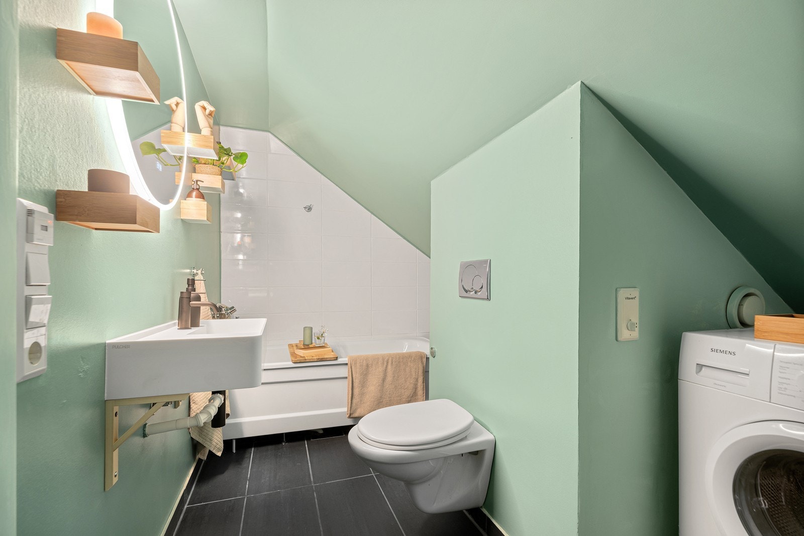 Pent bad med flislagt gulv og varmekabler for ekstra komfort Galleribilde