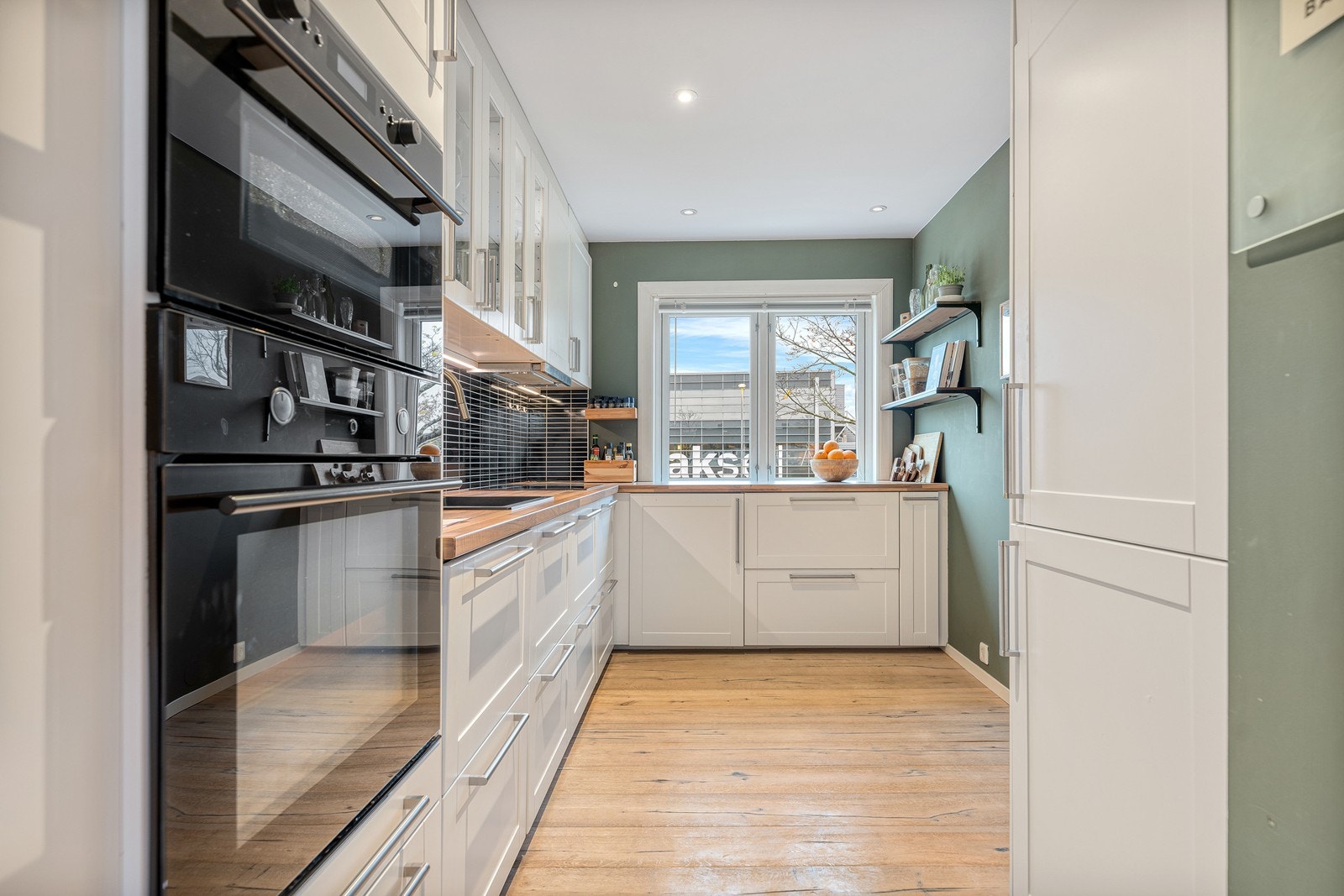 Flott kjøkken med god arbeidsflate samt god plass til oppbevaring Galleribilde