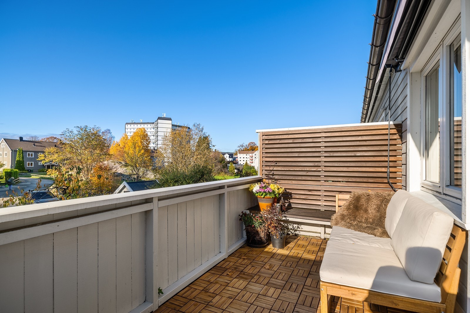 Leiligheten har i tillegg solrik veranda, egen hageparsell og to parkeringsplasser Galleribilde