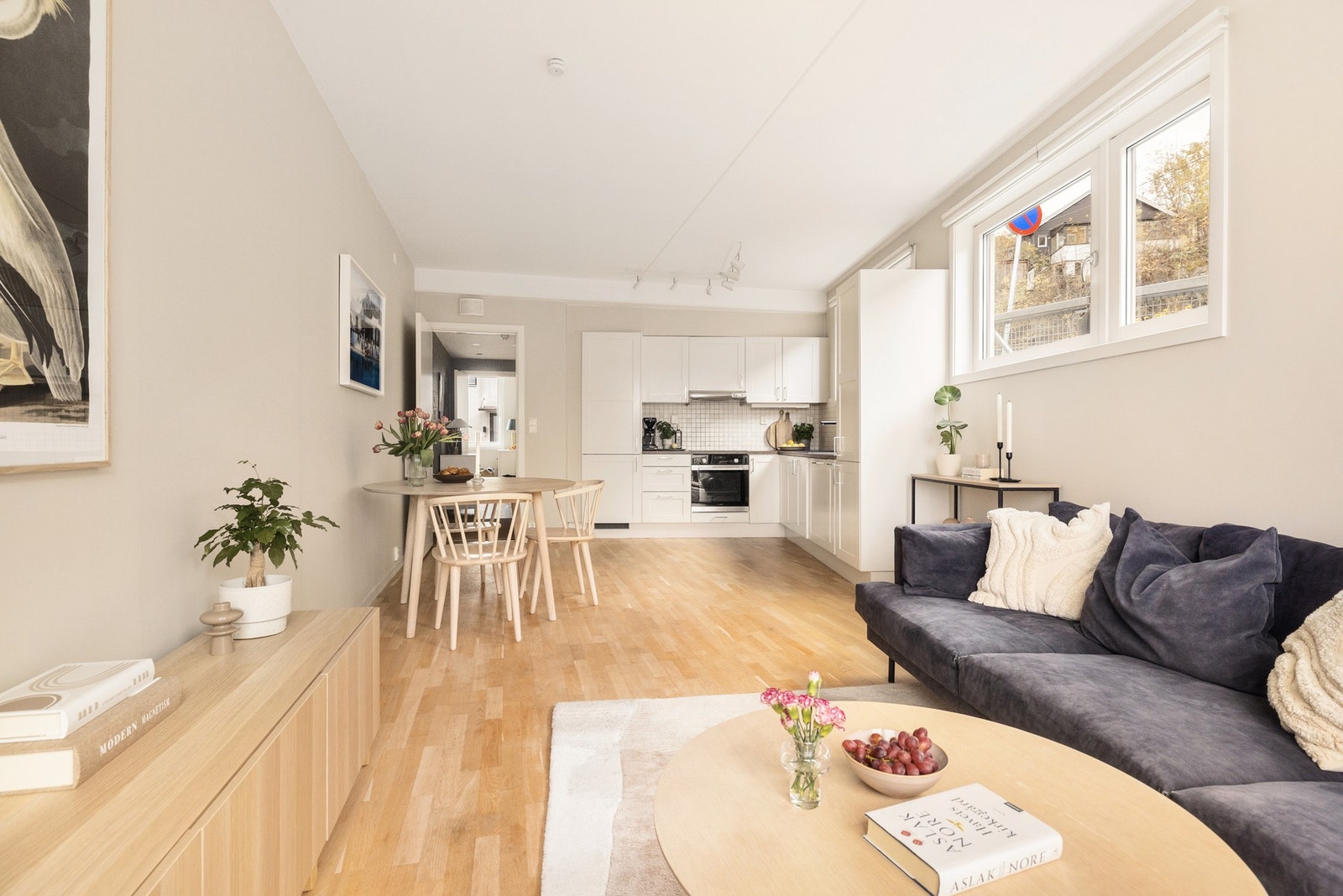 Vinduene på langsiden er plassert høyt på veggen. Dette gjør det enklere å innrede rommet, samtidig som lysinnslippet økes. Galleribilde