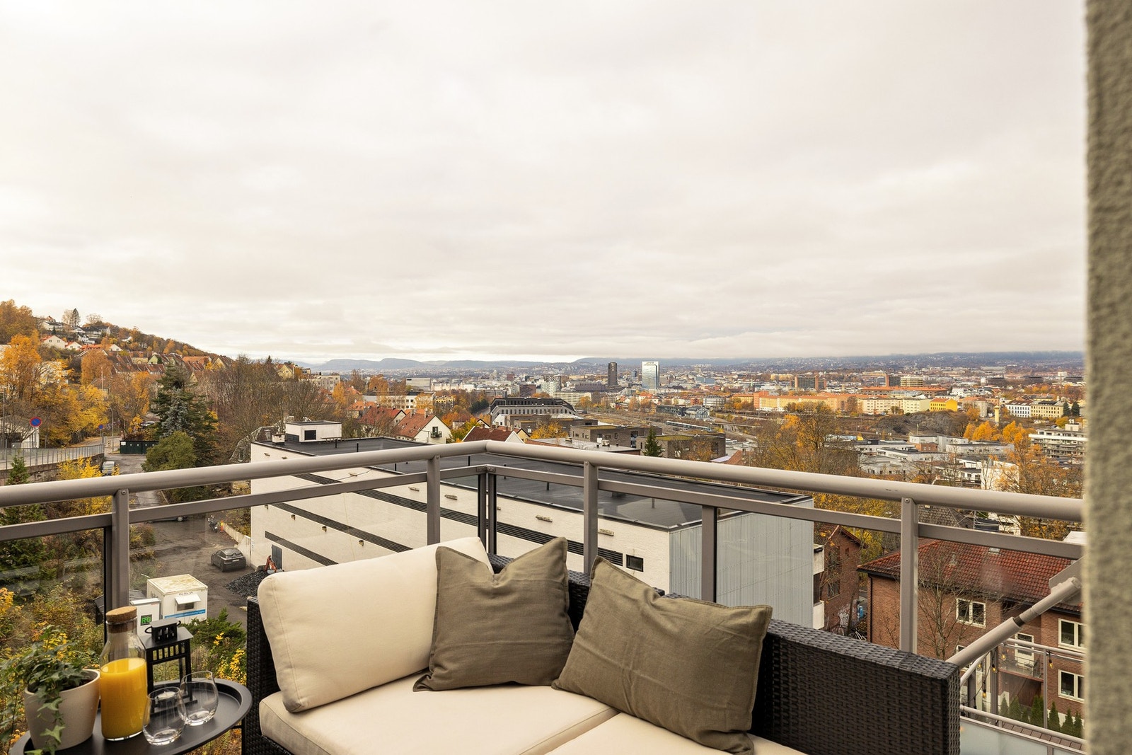 Balkongen har mange soltimer om sommeren - den er her fra ca. kl 12 til solnedgang, ifølge selger. Galleribilde