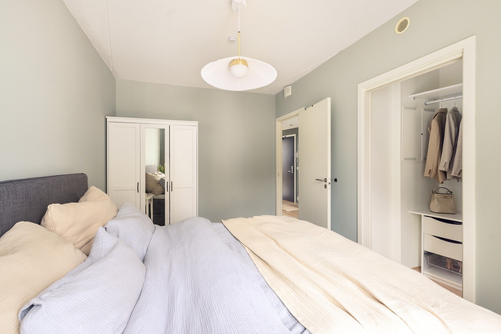 Hovedsoverommet er lyst og luftig. Galleribilde