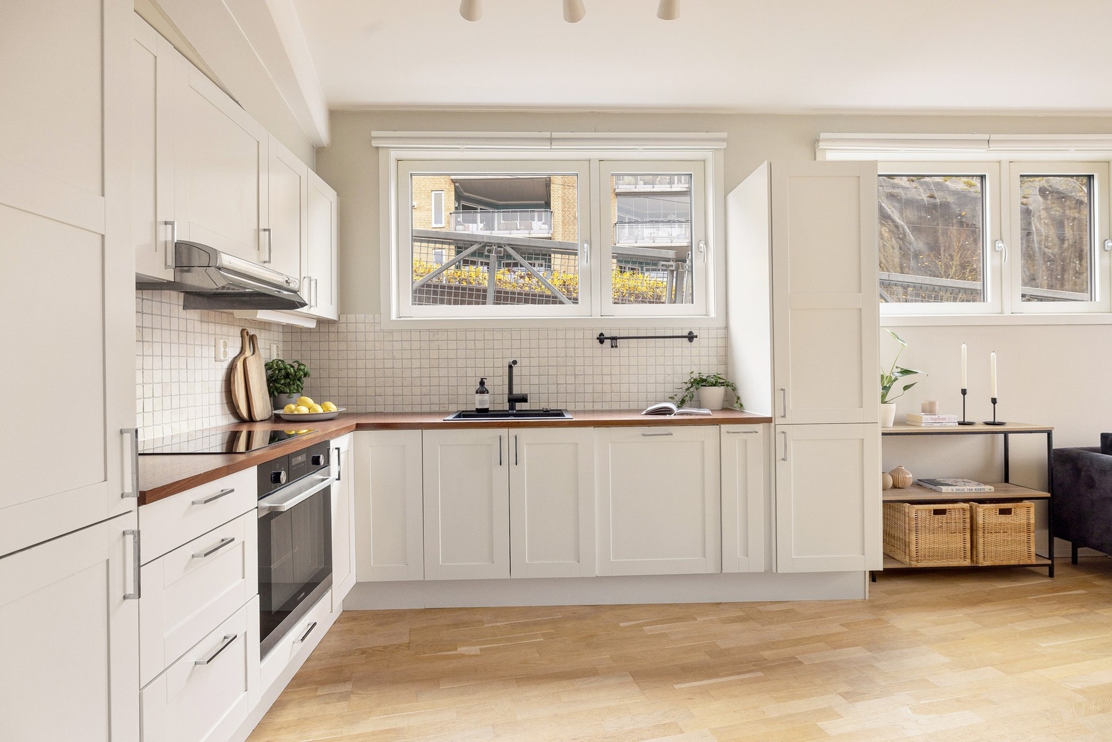 Lyst og funksjonelt kjøkken med god arbeidsplass på benk og oppbevaringsplass i skuffer og skap. Galleribilde