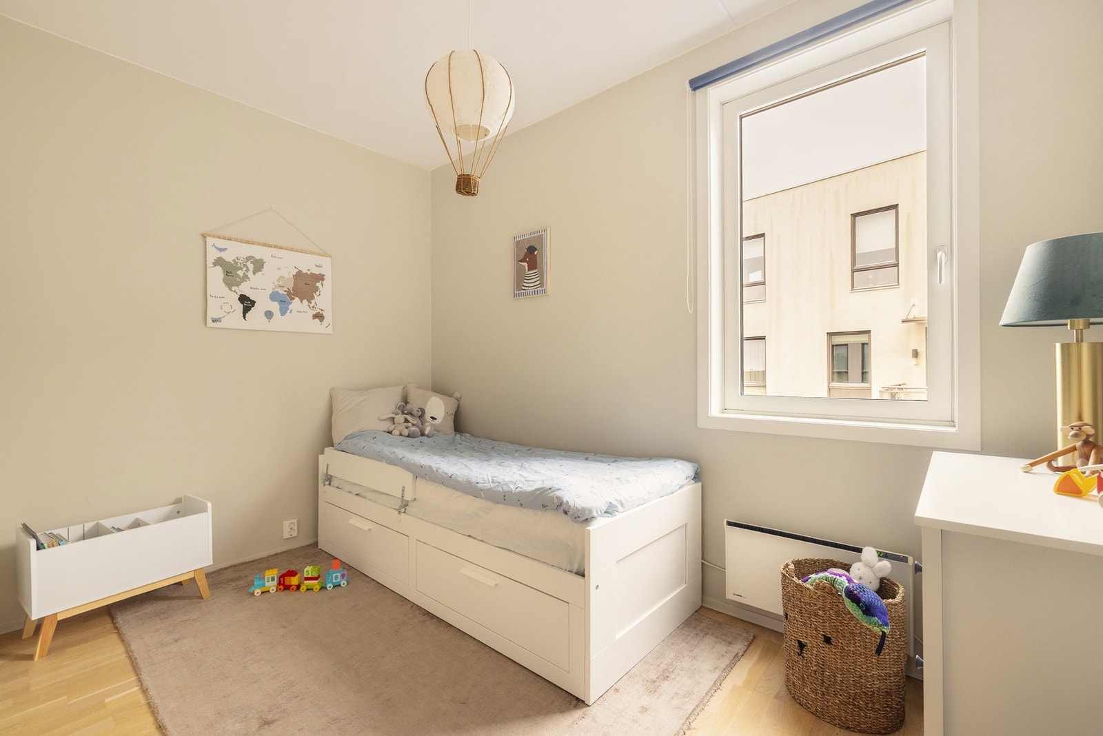 Ypperlig barnerom, med god plass til seng og garderobeløsning - og fortsatt godt med tumleplass på gulv. Galleribilde