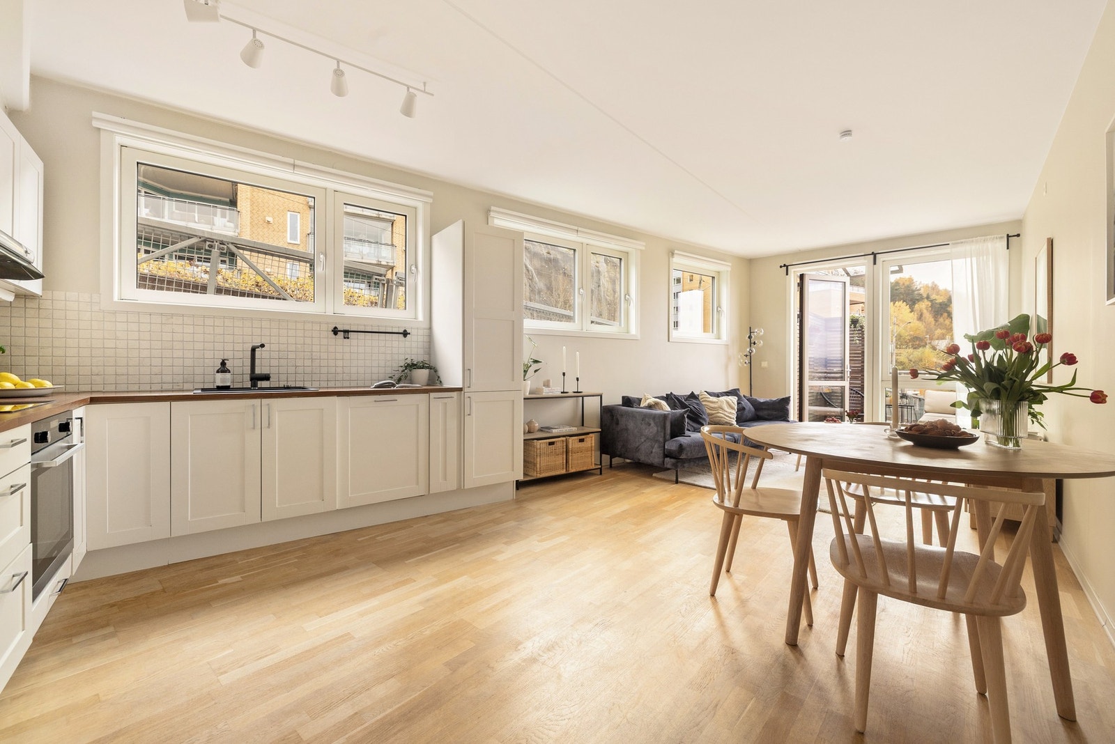 Åpen og sosial stue- og kjøkkenløsning. Masse naturlig lysinnslipp via vinduene på to sider av rommet. Galleribilde