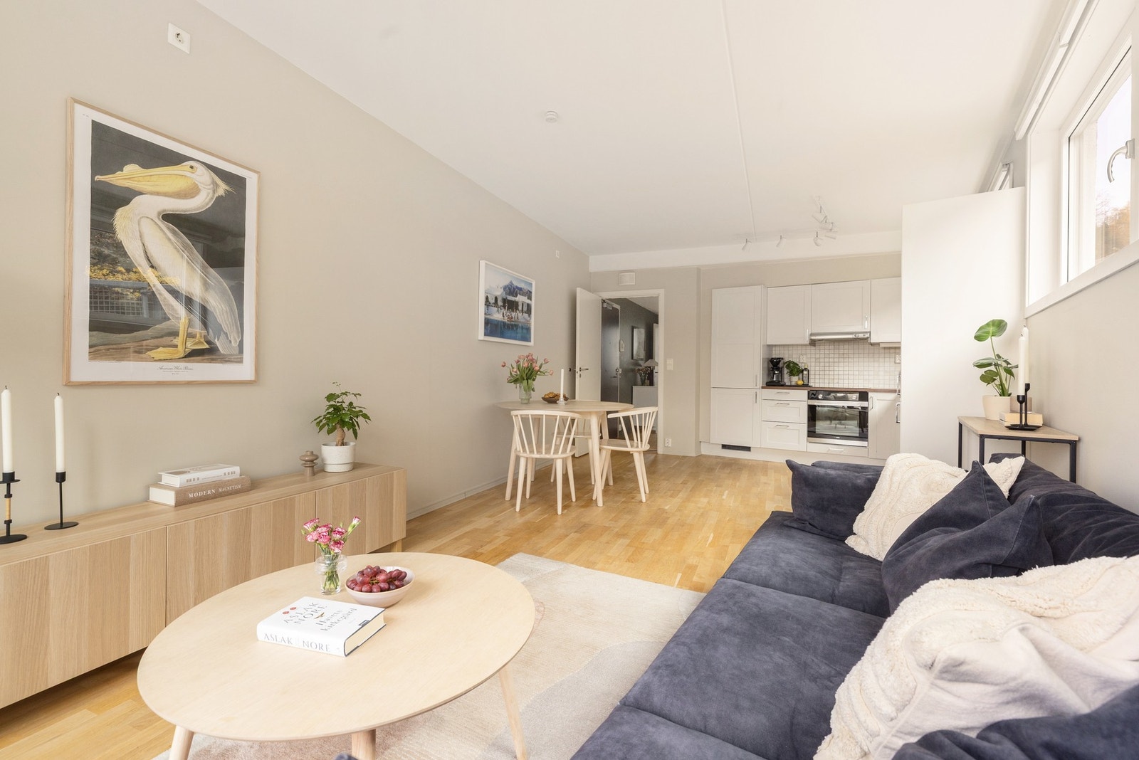 Legg merke til døra mellom stua og gangen. Supert om man ikke ønsker gjennomtrekk, eller om hjemmets minste legger seg tidlig. Soverommene får du se straks. Galleribilde