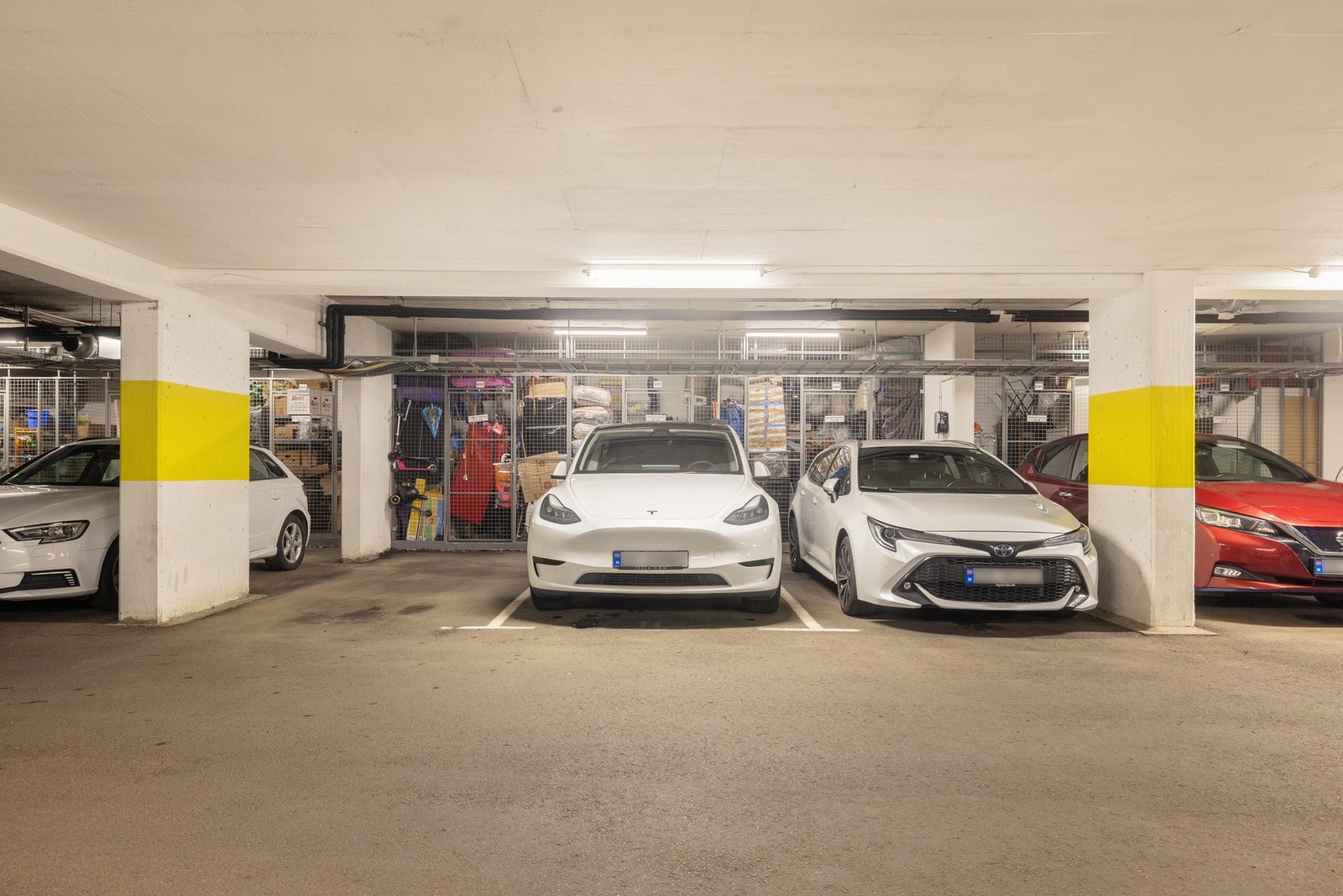 Leiligheten disponerer garasjeplass. I tillegg er det gjesteparkeringsplasser rett utenfor (husk parkeringsbevis for å unngå bot). Galleribilde