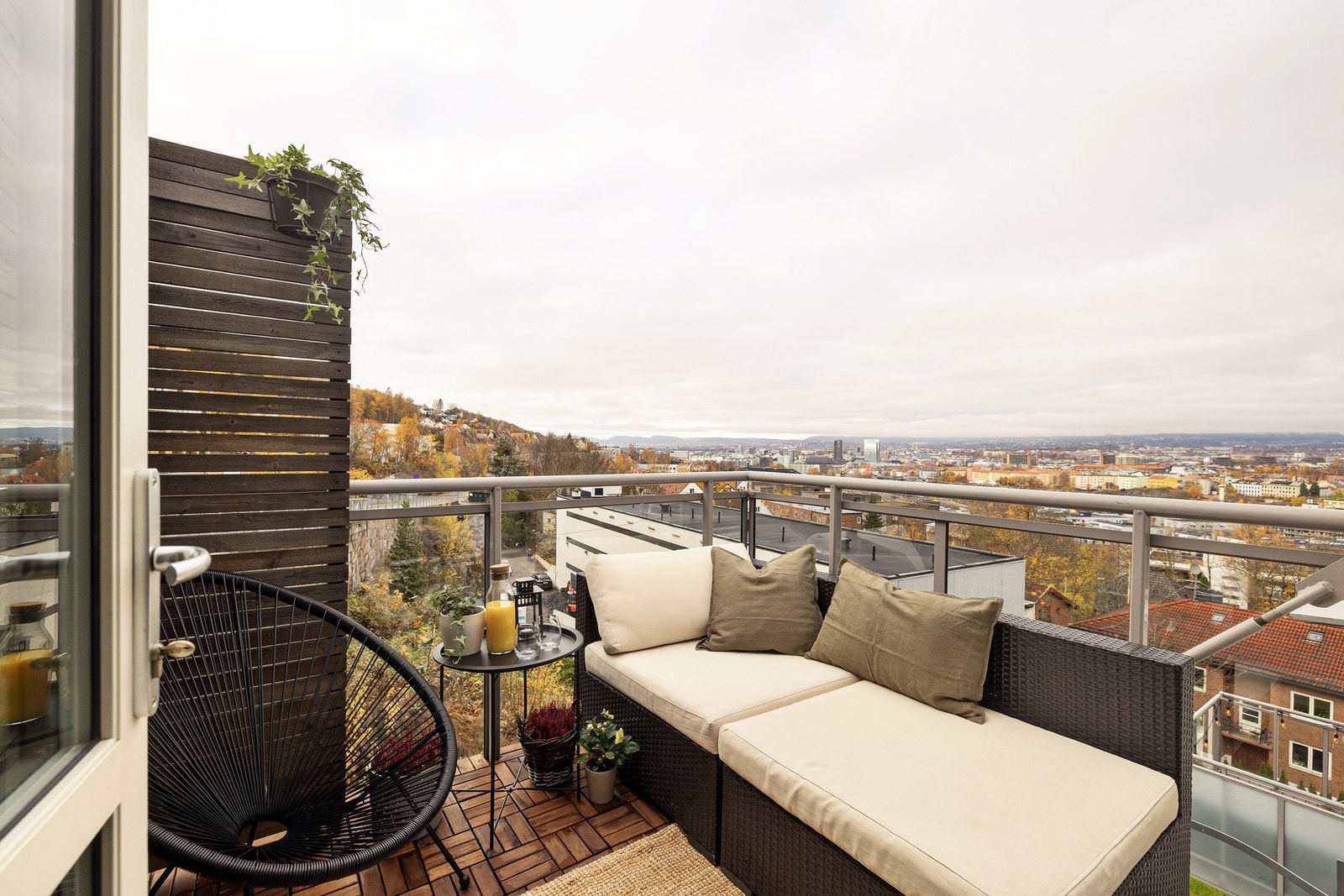 Vi må bare gi deg en sniktitt på den vestvendte balkongen som har rå utsikt over byen. Deilig, ikke sant? Galleribilde