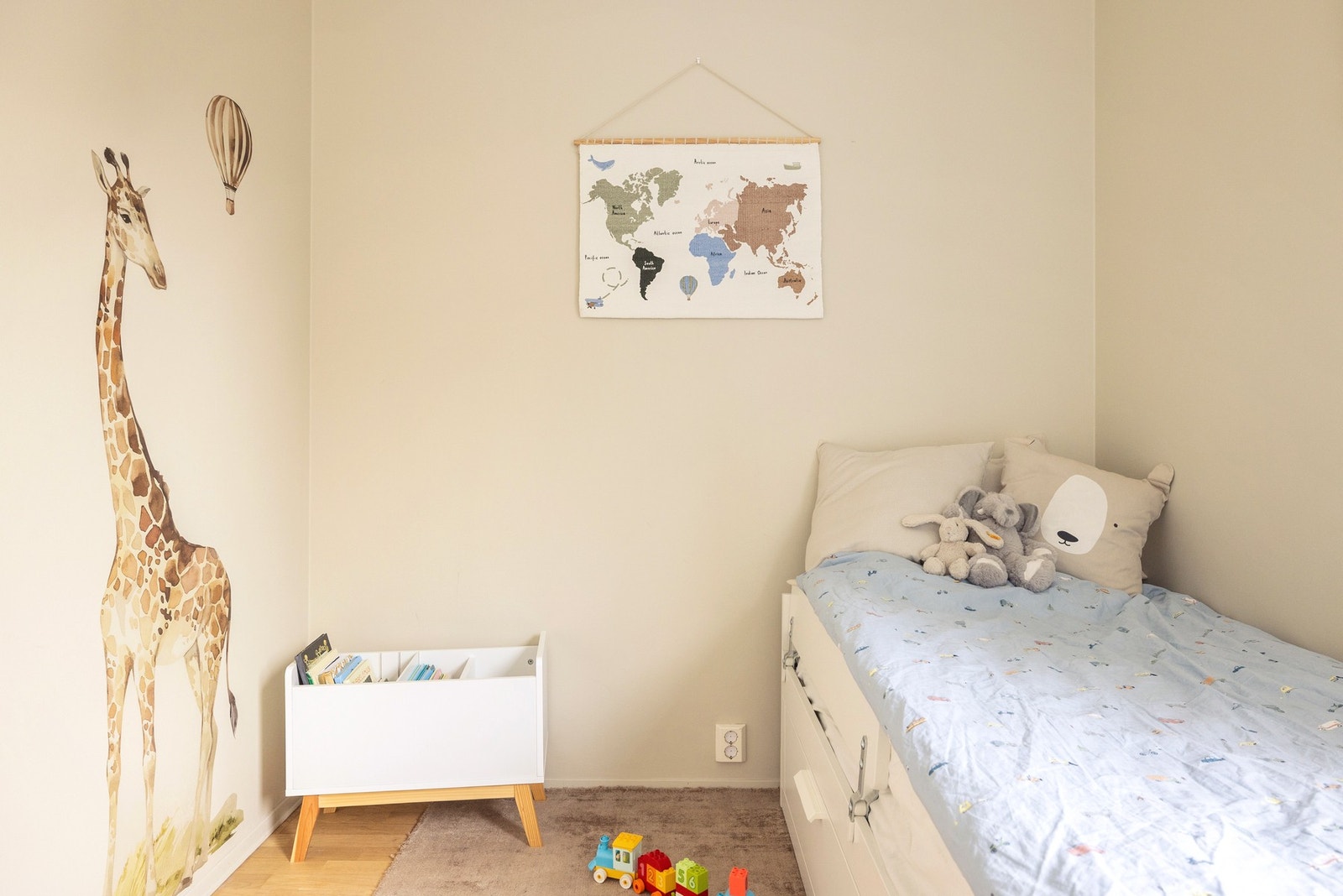 De fine dyrene på veggen er faktisk klistremerker som kan tas av. Galleribilde