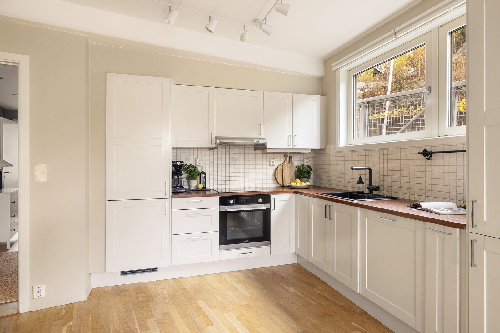 Hvitevarene er integrert i innredningen, og inkluderer kjøleskap med fryser, oppvaskmaskin, stekeovn og koketopp. Disse medfølger ved salg. Galleribilde