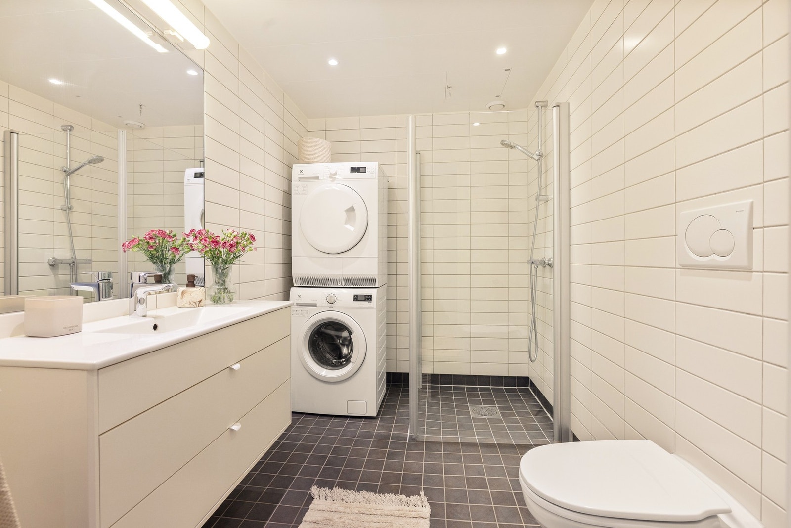 Stort bad med plass til vaskesøyle og dusjhjørne. I 2022 ble det montert bred servant med doble skuffer under, og nytt blandebatteri. Galleribilde