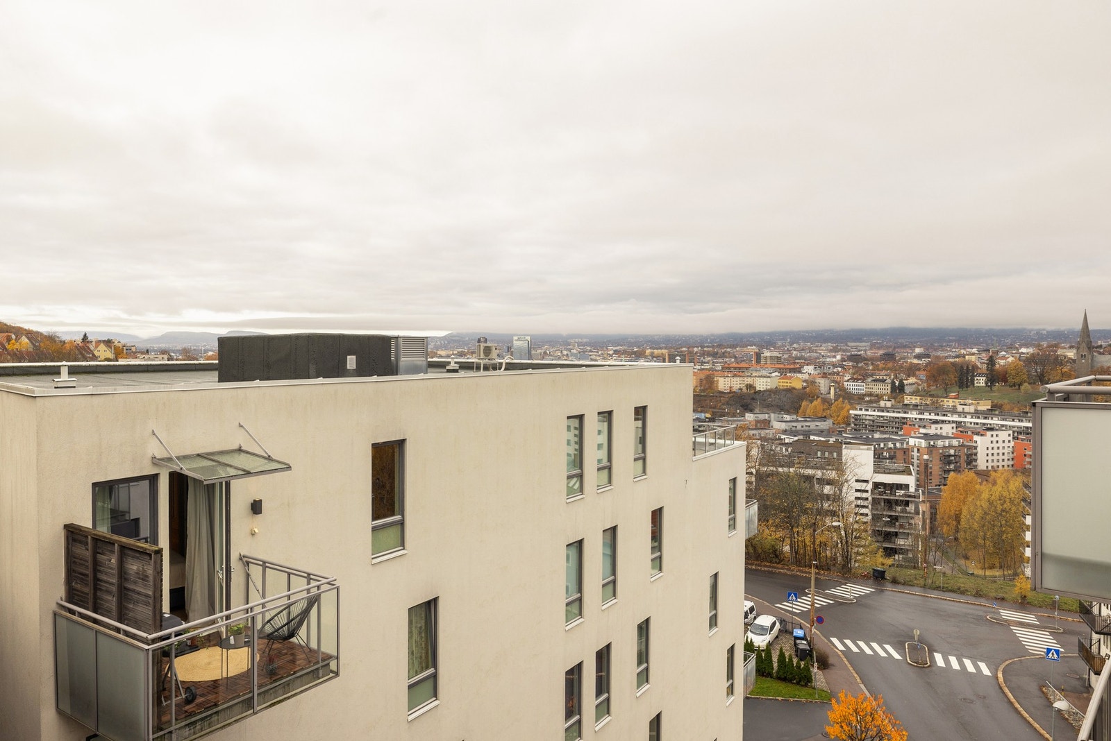 Omgivelsene er naturligvis på sitt aller beste når det er grønt og skjønt ute. Utsikten er allikevel helt formidabel, hele året. Galleribilde