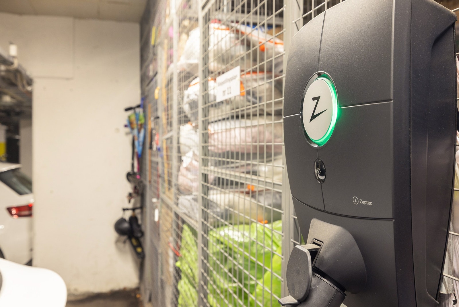 Boden (ca. 5 kvm) er tilknyttet garasjeplassen. Eier har montert elbillader. Galleribilde