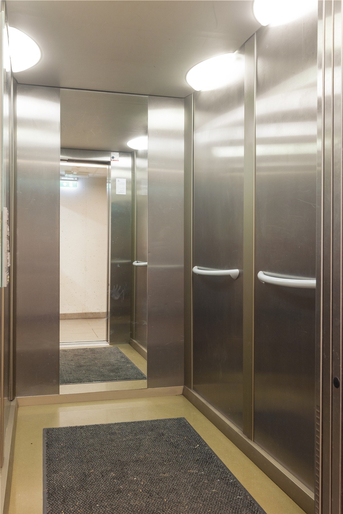 Heis i bygget. Det er trappefri adkomst fra garasjekjeller, og heis rett opp til toppen i 6.etasje. Galleribilde