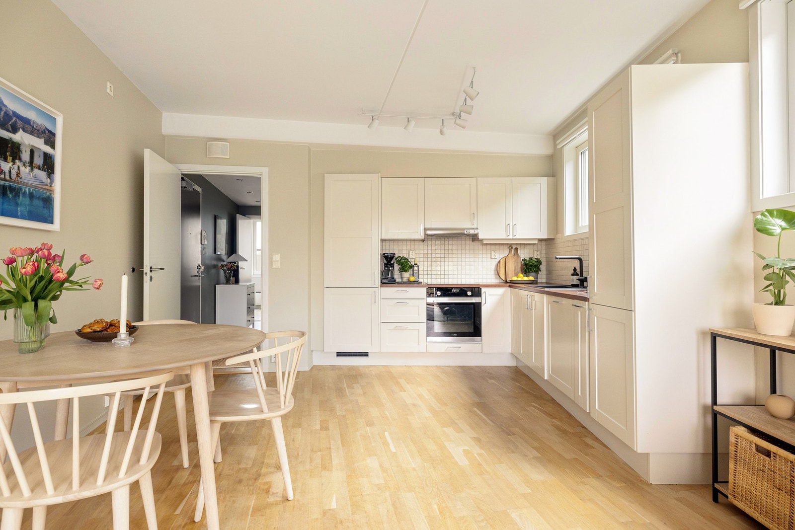 Takhøyden er på ca. 2,60 meter her inne, hvilket er gunstig for romfølelsen. Galleribilde