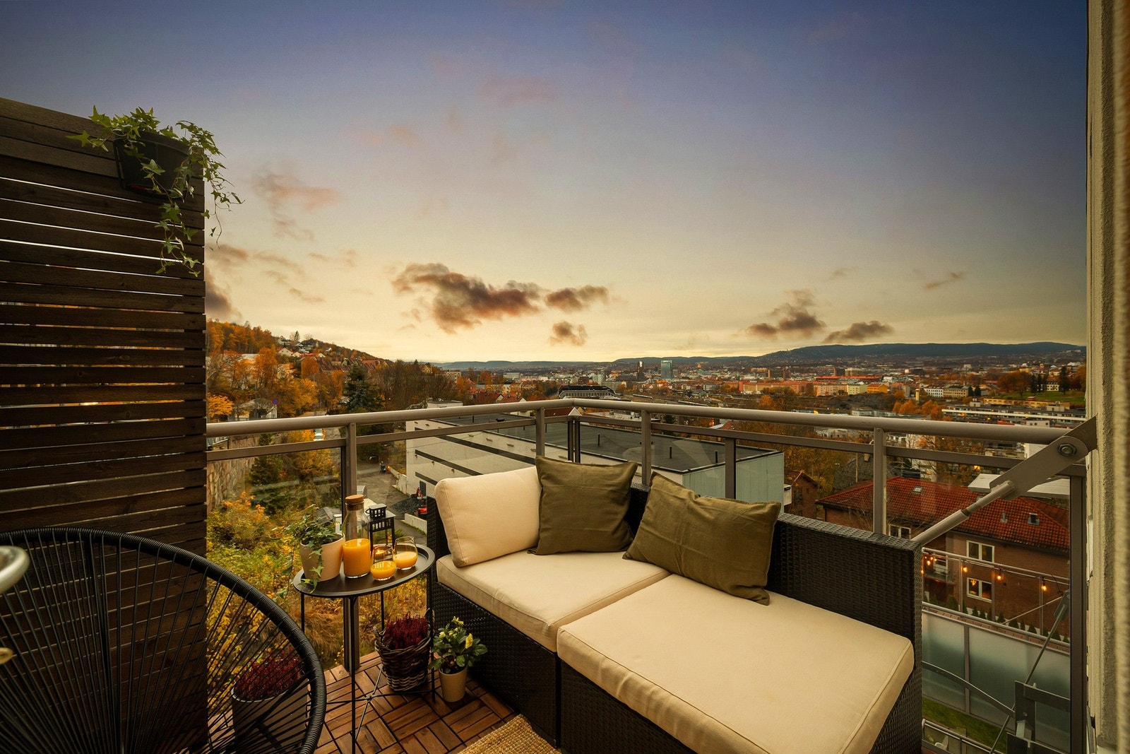 Fra stuen har du utgang til en flott vestvendt balkong på nesten 5 m². Her har du nydelig utsikt året rundt, og gode solforhold til solen går ned om sommeren. Galleribilde