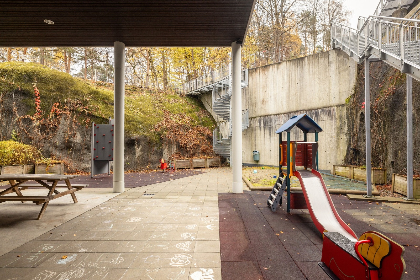 Her er lekeplass med rusjebane, klatrevegg og sittegrupper. Galleribilde