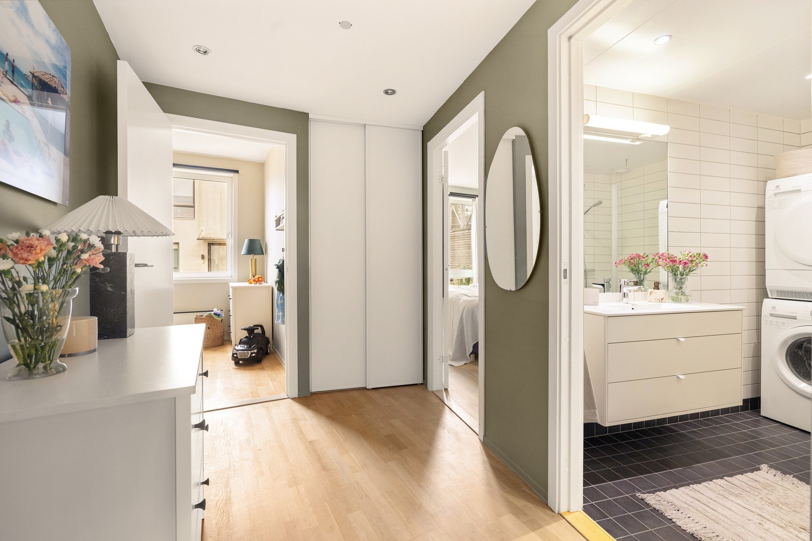 Romslig entré med skyvedørsgarderobe. Galleribilde