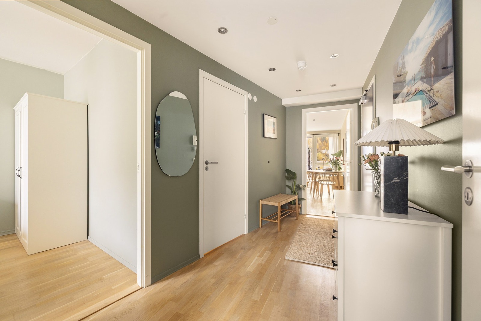 To soverom er plassert i den andre enden av leiligheten, skjermet fra den sosiale kjernen her inne. Galleribilde