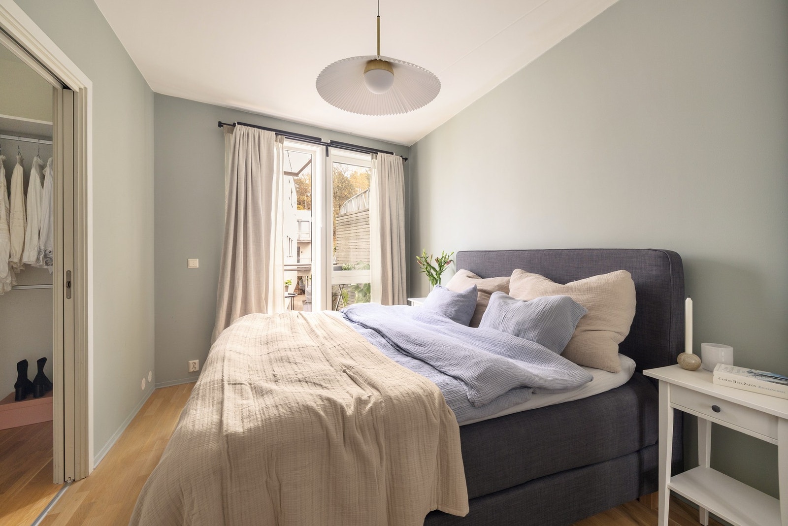 Hovedsoverommet har adkomst til innvendig bod/walk in-garderobe, og en herlig østvendt balkong. Galleribilde