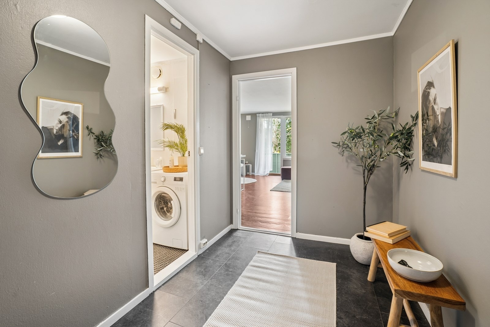 Stor entré med direkte utsyn mot stuen. Galleribilde