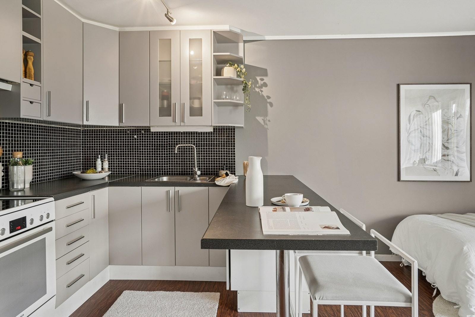 Kjøkken med laminatbenkeplate og nedfelt oppvaskkum. Flislagt vegg og rikelig med skapplass gir gode lagringsmuligheter. Galleribilde