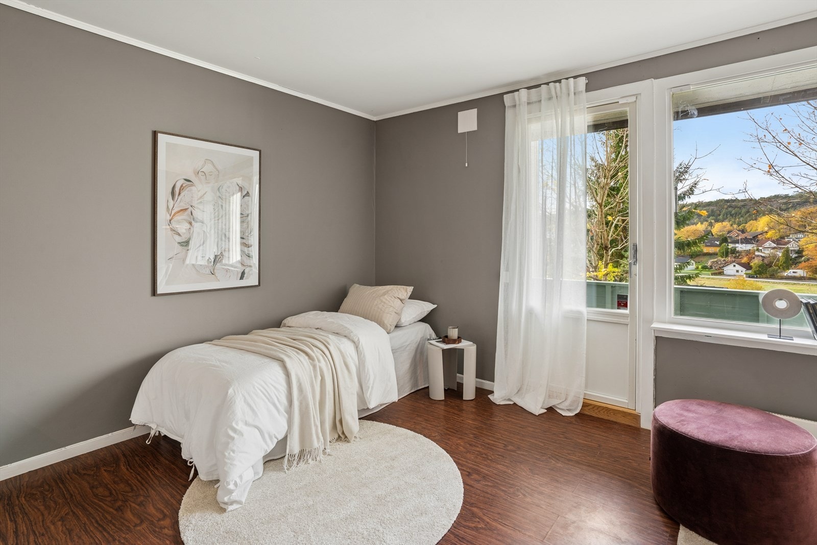 Rommet er innredet med seng, her kan man sette opp en skillevegg for en naturlig inndeling av rommet om ønskelig. Galleribilde