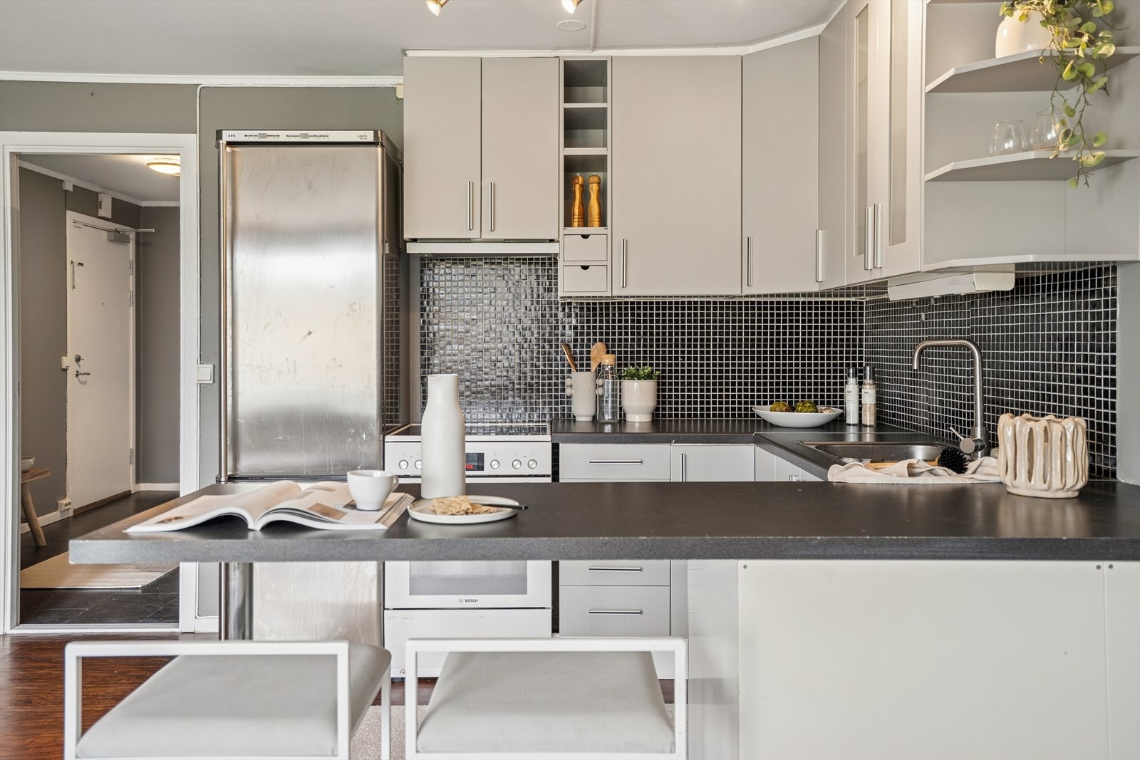 Barløsning som skaper en fin sosial sone i det kompakte kjøkkenet. Galleribilde