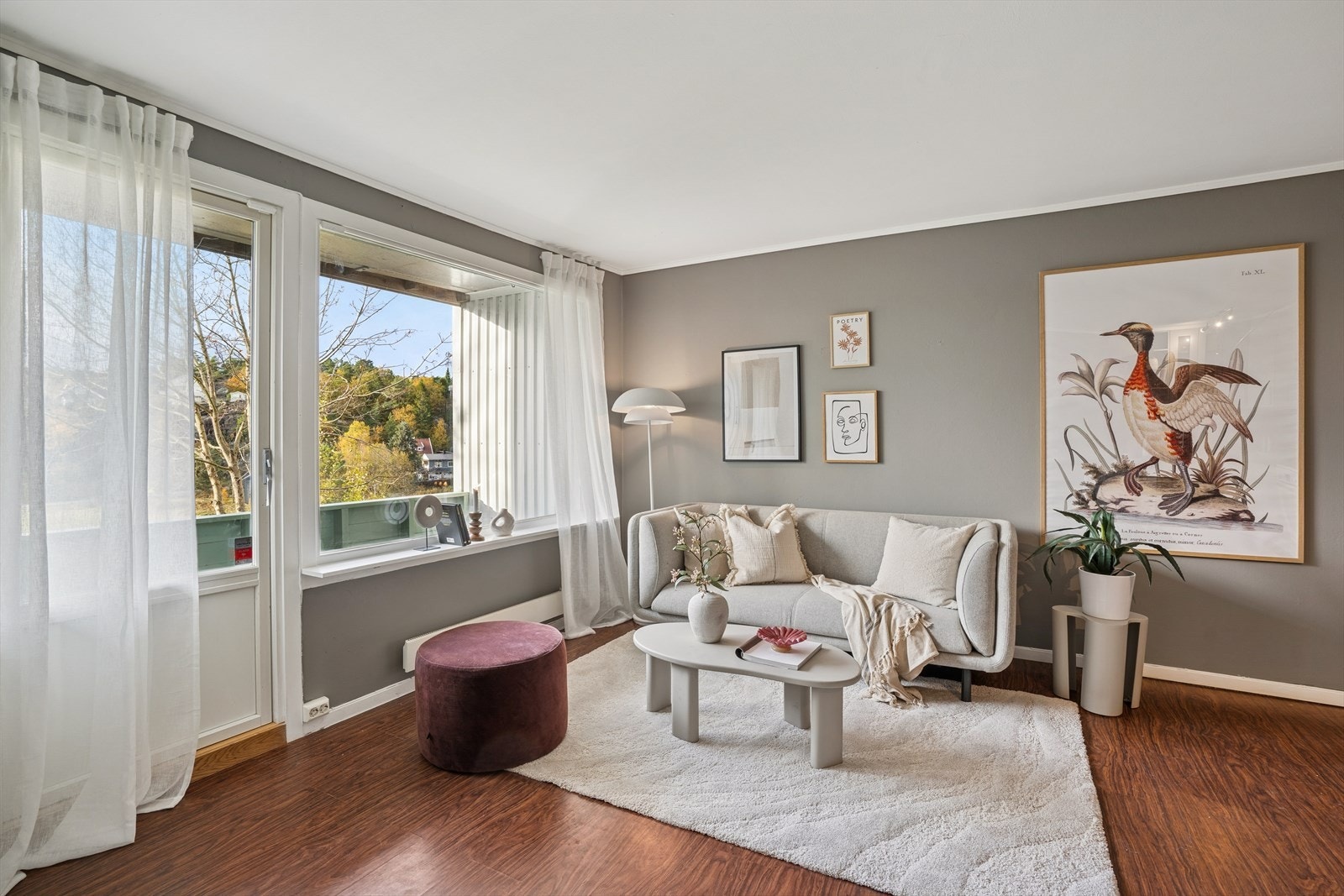 Lys og luftig stue med store vinduer og utgang til balkong. Galleribilde