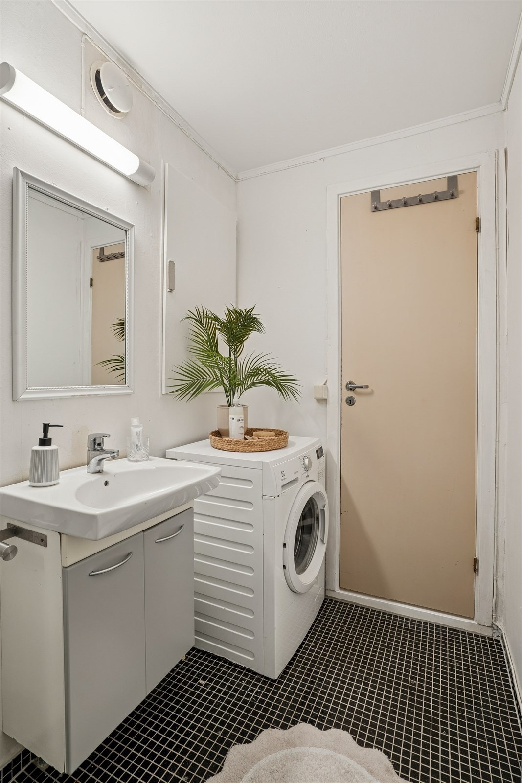 Skap under servanten gir praktisk oppbevaring. Galleribilde