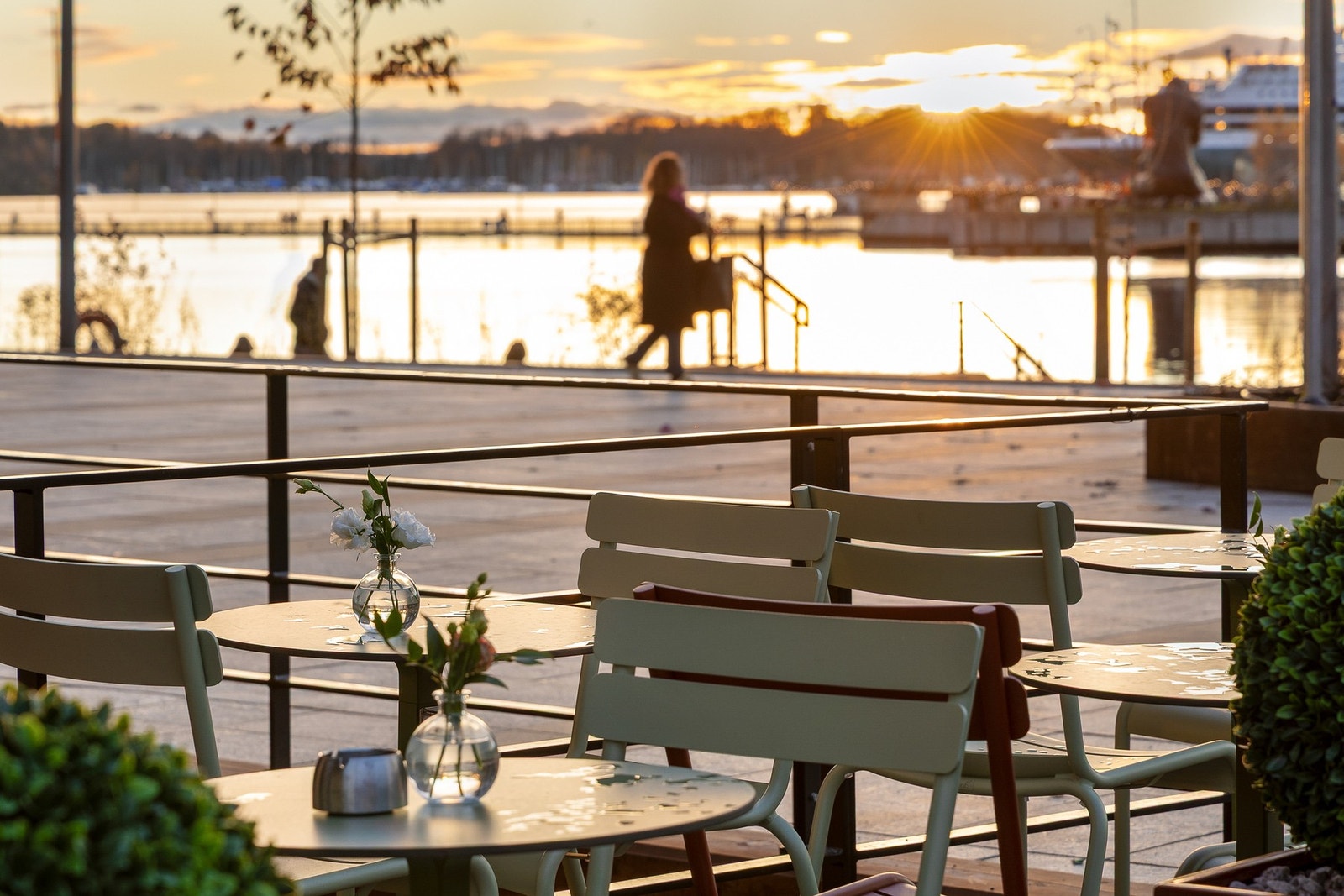 Leiligheten har kort vei til hyggelige kafeer og restauranter langs vannkanten i Bjørvika. Galleribilde