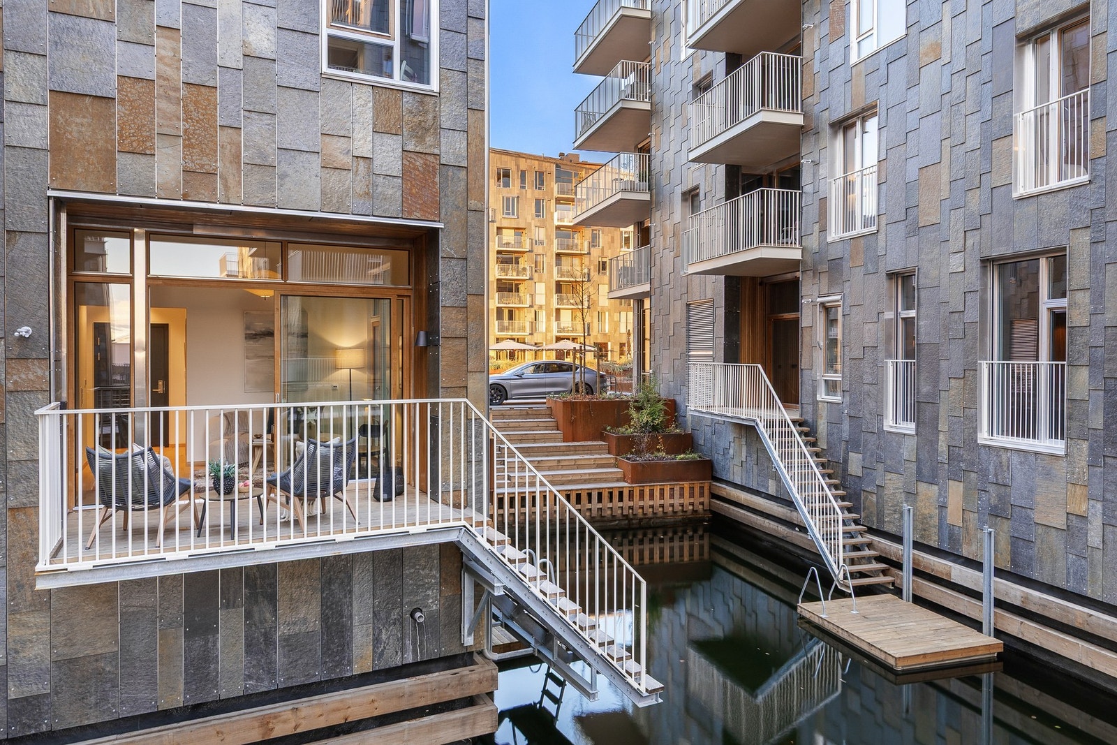 Unik uteplass med bademulighet rett utenfor. Galleribilde