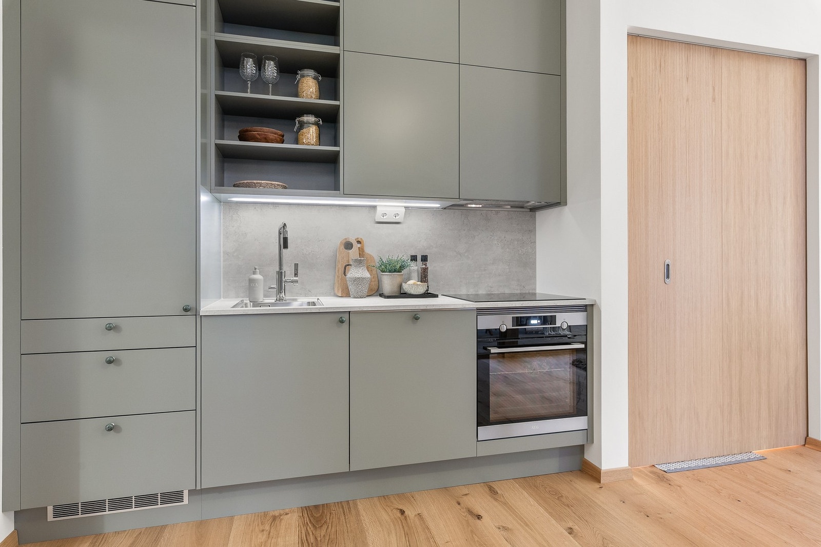 Kjøkken med integrerte hvitevarer og tidløs design. Galleribilde