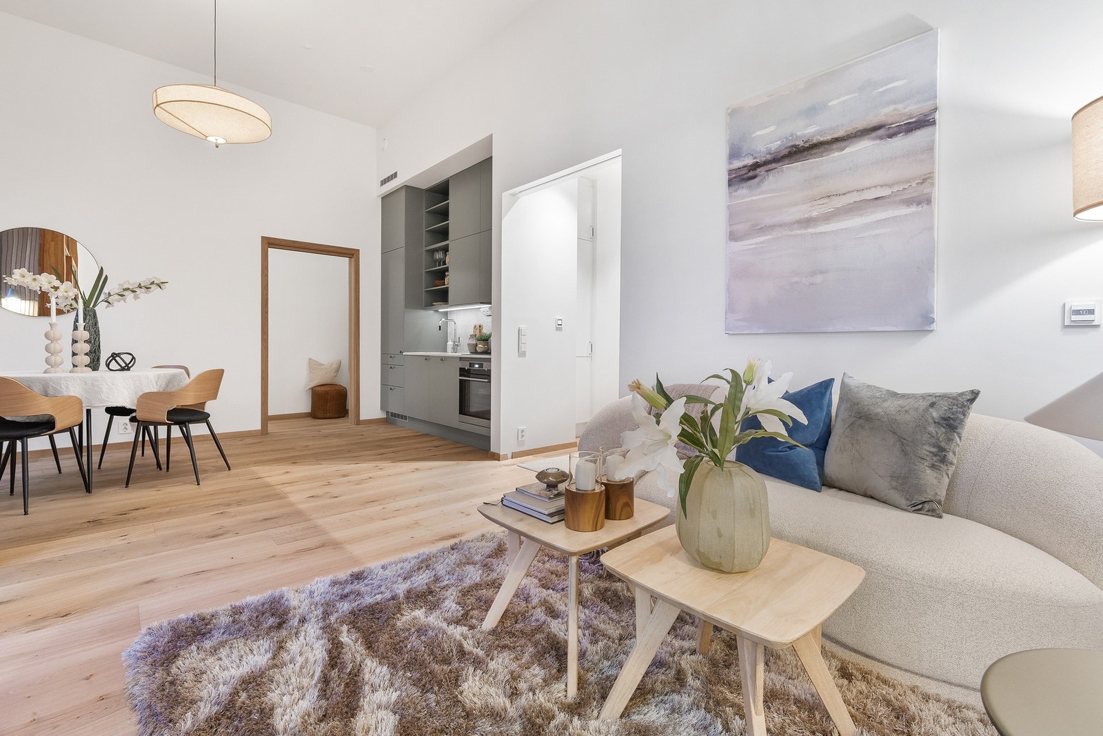 Gjennomført og stilrent interiør med eksklusive materialvalg og flotte lysforhold. Galleribilde