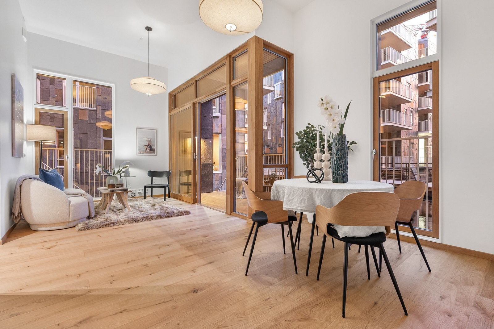 Fantastisk romfølelse med store vindusflater og nydelig lysinnslipp fra kanalsiden. Galleribilde