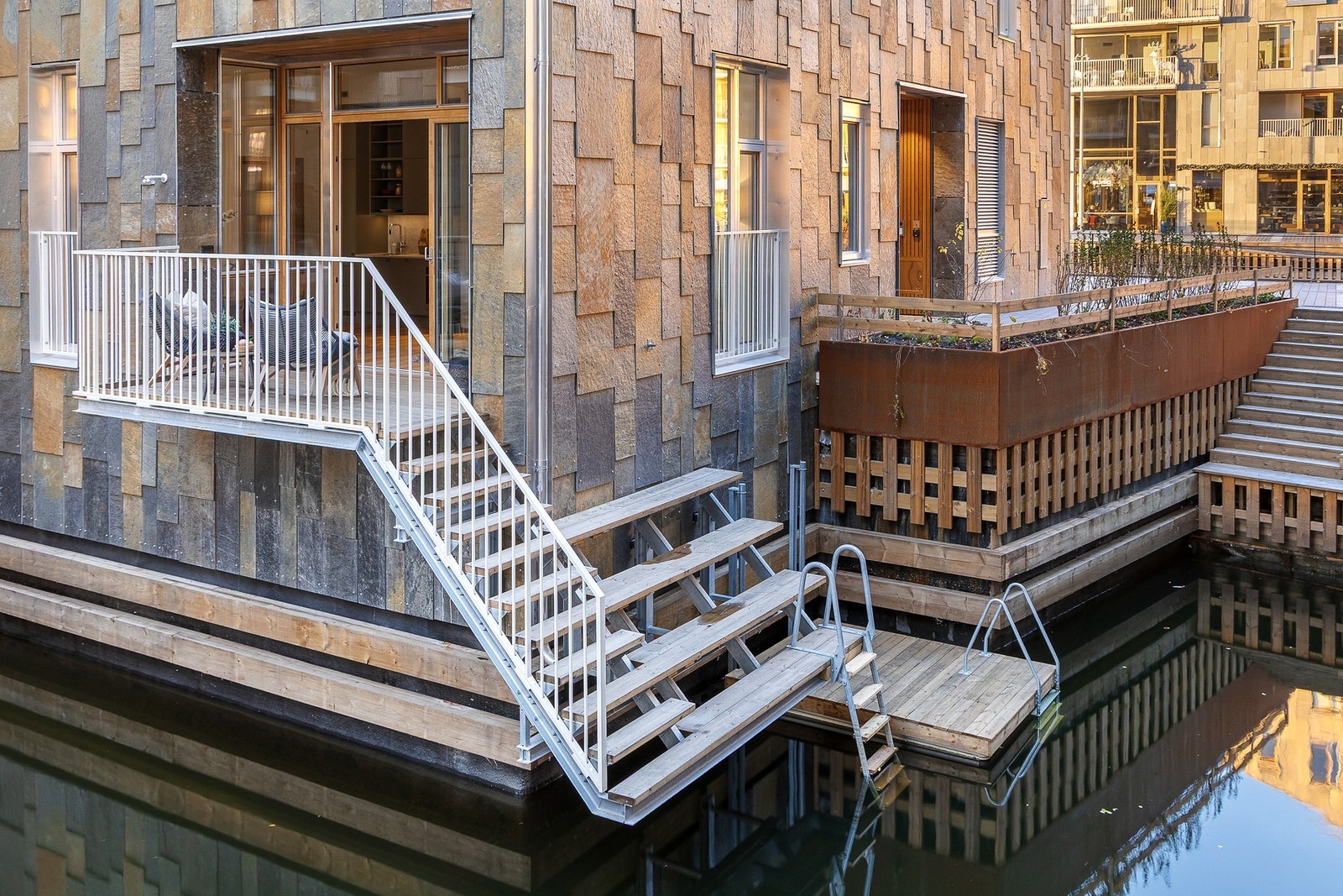 En helt unik uteplass - perfekt for kaffe i solen eller et bad i kanalen. Galleribilde